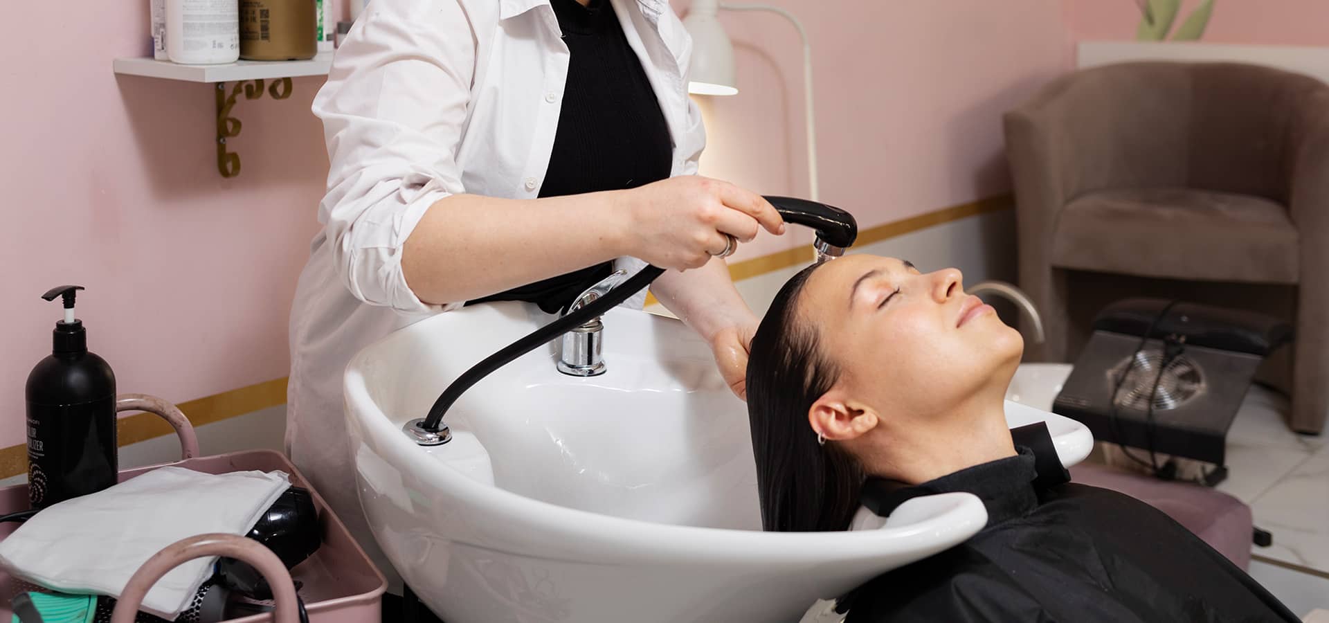 hair-wash-relaxing-in-glendale-salon